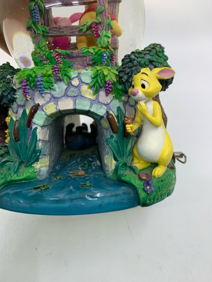WINNIE POOH AND FRIENDS LARGE SNOW GLOBE MUSIC WORKING .