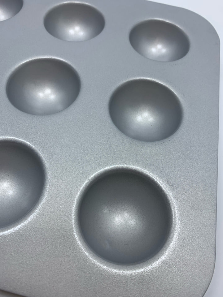 12-SLOT DONUT-HOLE PAN.