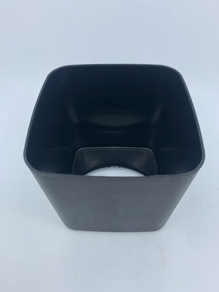 BLACK PLASTIC TISSUE BOX COVER.