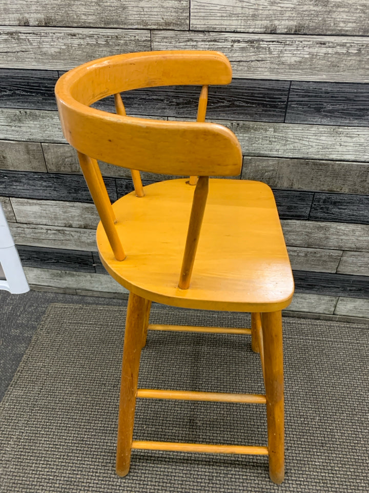 LT WOOD SPINDLE BACK KIDS CHAIR.