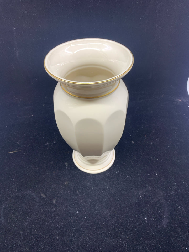 CREAM LENOX AURELIA VASE.