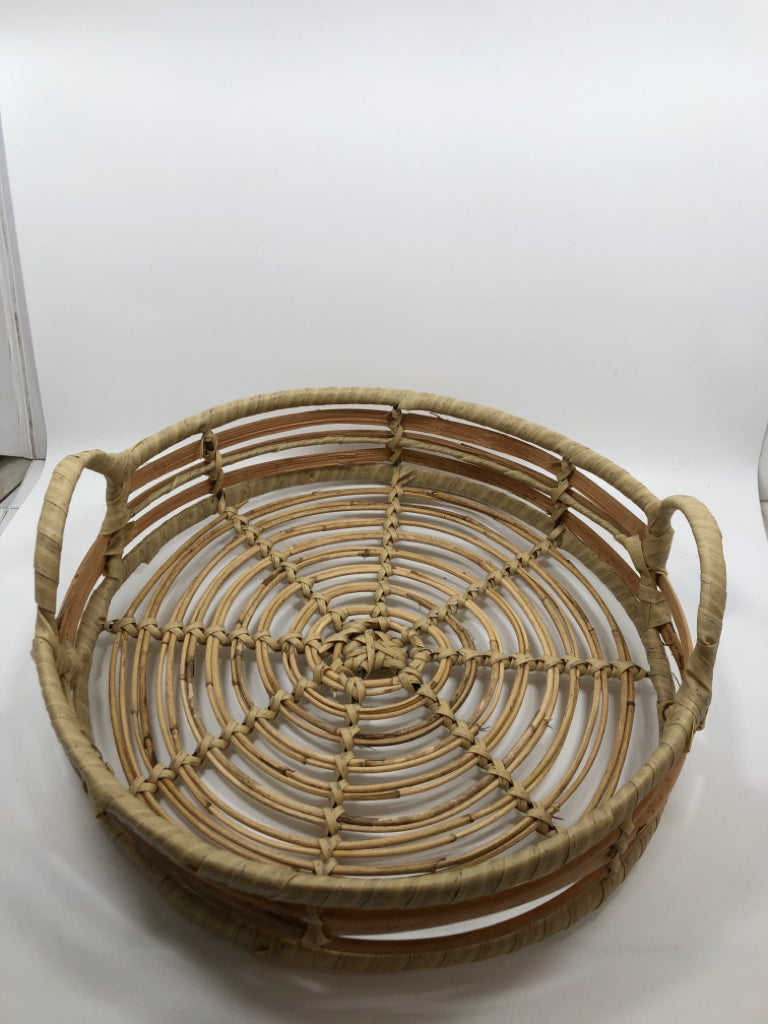 NATURAL WOVEN TRAY.