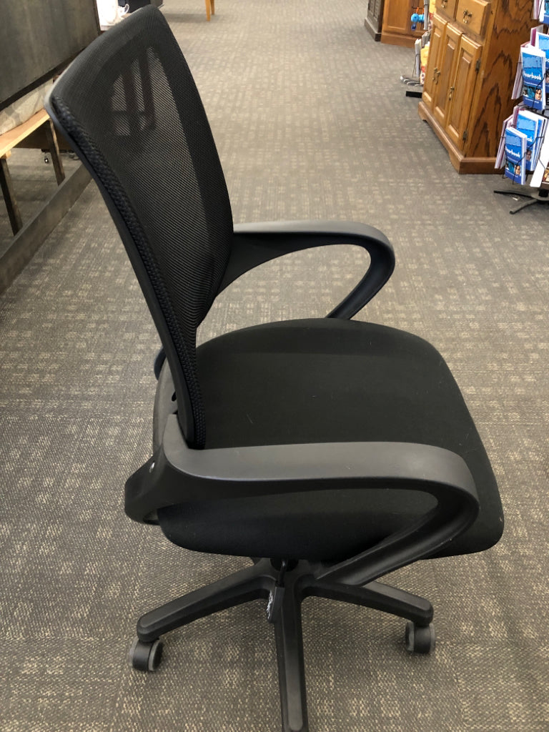 BLACK MESH SWIVEL OFFICE CHAIR W/SMOOTH CUSHION.