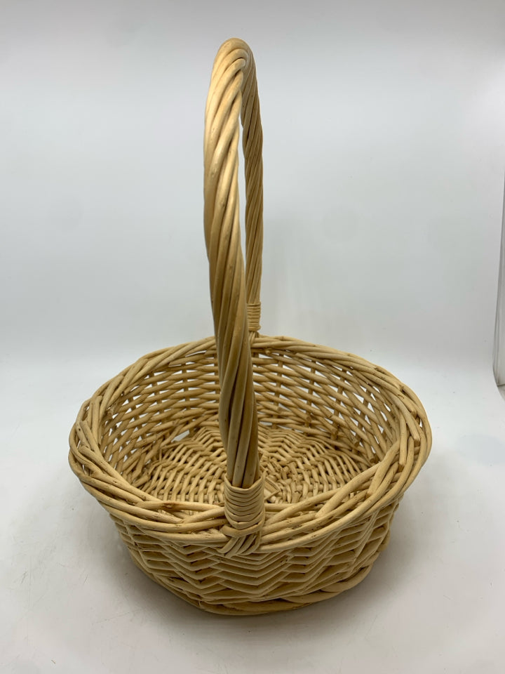 SM BLONDE WICKER BASKET W/HANDLE.