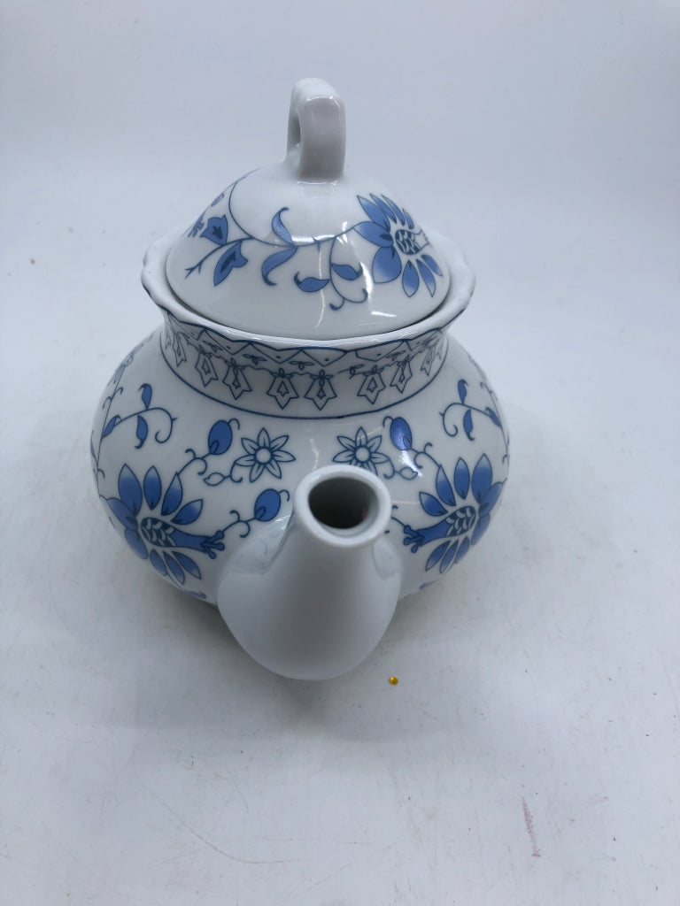 BLUE AND WHITE FLORAL PATTERN TEAPOT.