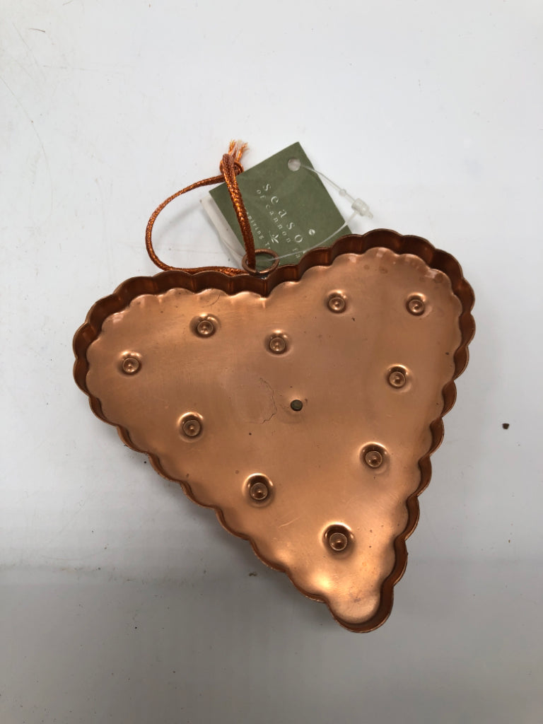 NWT SEASONS HEART COOKIE CUTTER.