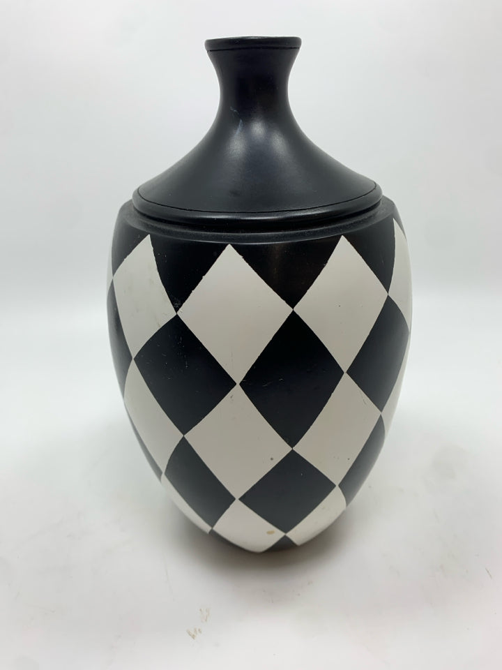 BLACK/WHITE CHECKERED VASE.