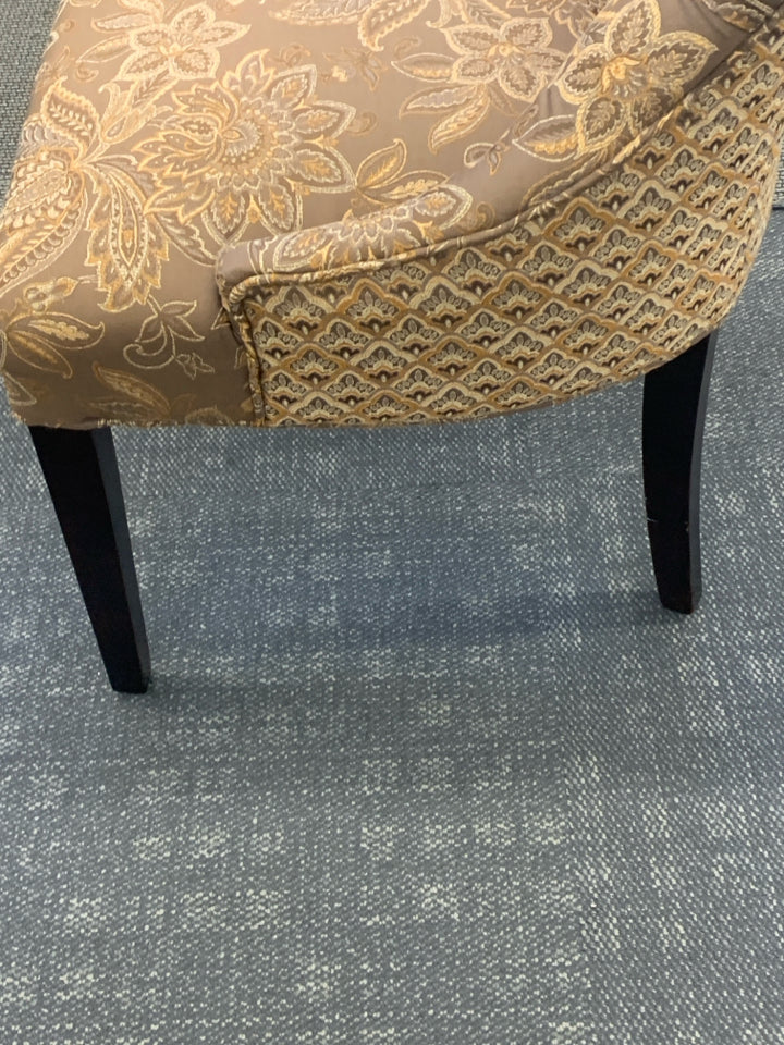 BROWN/TAN PAISLEY ACCENT CHAIR.