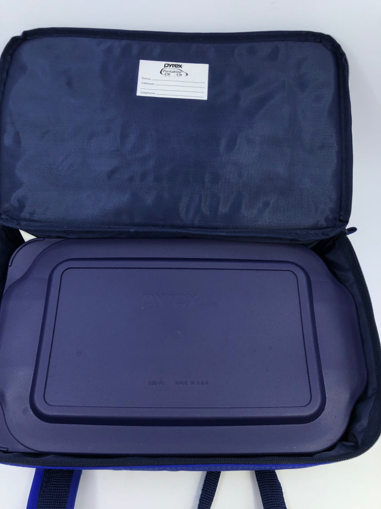 PYREX PORTABLES BAKING DISH IN CARRYING CASE.