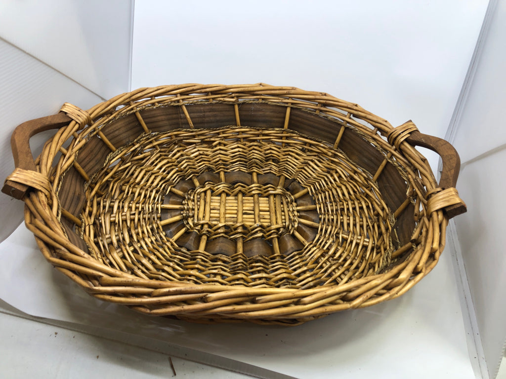 OVAL 2 TONE FLAT BASKET W/WOOD HANDLES.