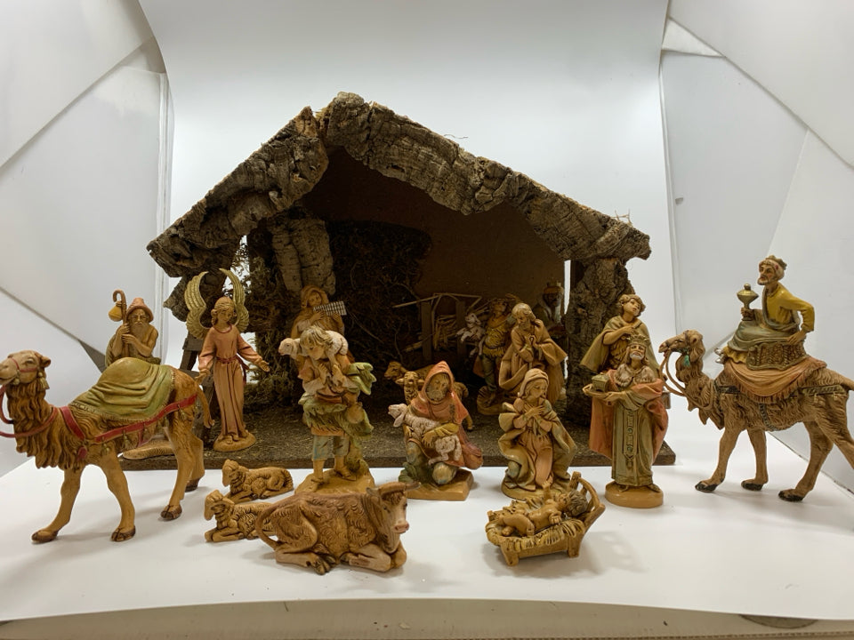 VTG 19 PC FONTANINI NATIVITY SET PLASTIC MADE IN ITALY.