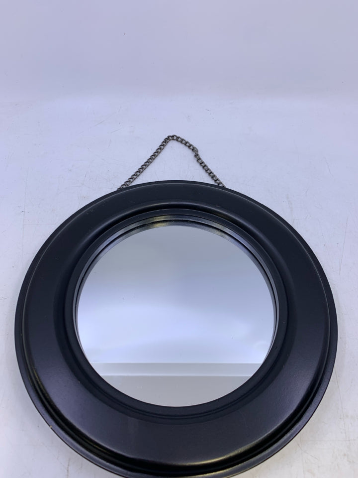 SMALL ROUND MIRROR.