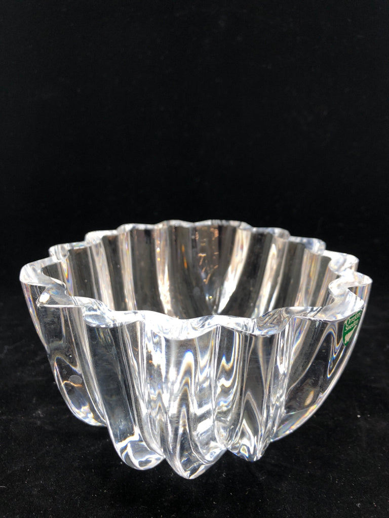 HEAVY CUT GLASS RIBBED BOWL.