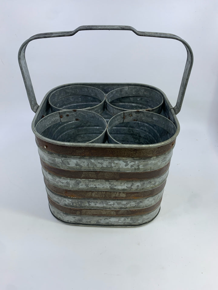 4-SLOT GALVANIZED RUSTIC BOTTLE HOLDER W/HANDLE.