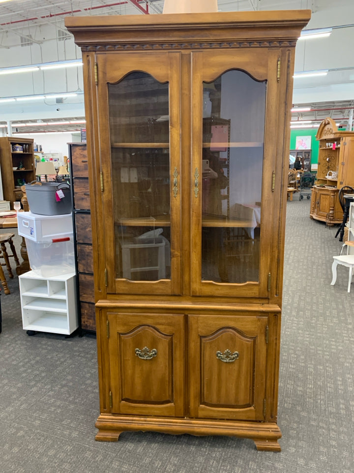 SOLID WOOD CORNER HUTCH W 2 SHELVES AND CABINETS.