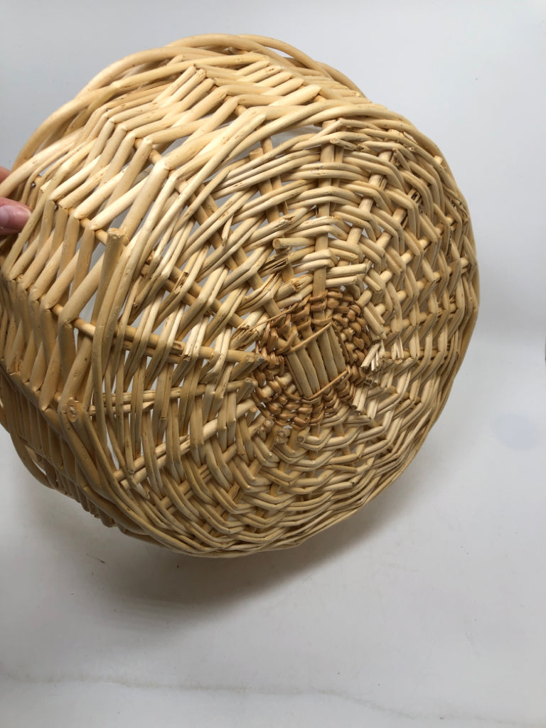 WICKER BASKET W/LARGE HANDLE AND PLASTIC LINER.