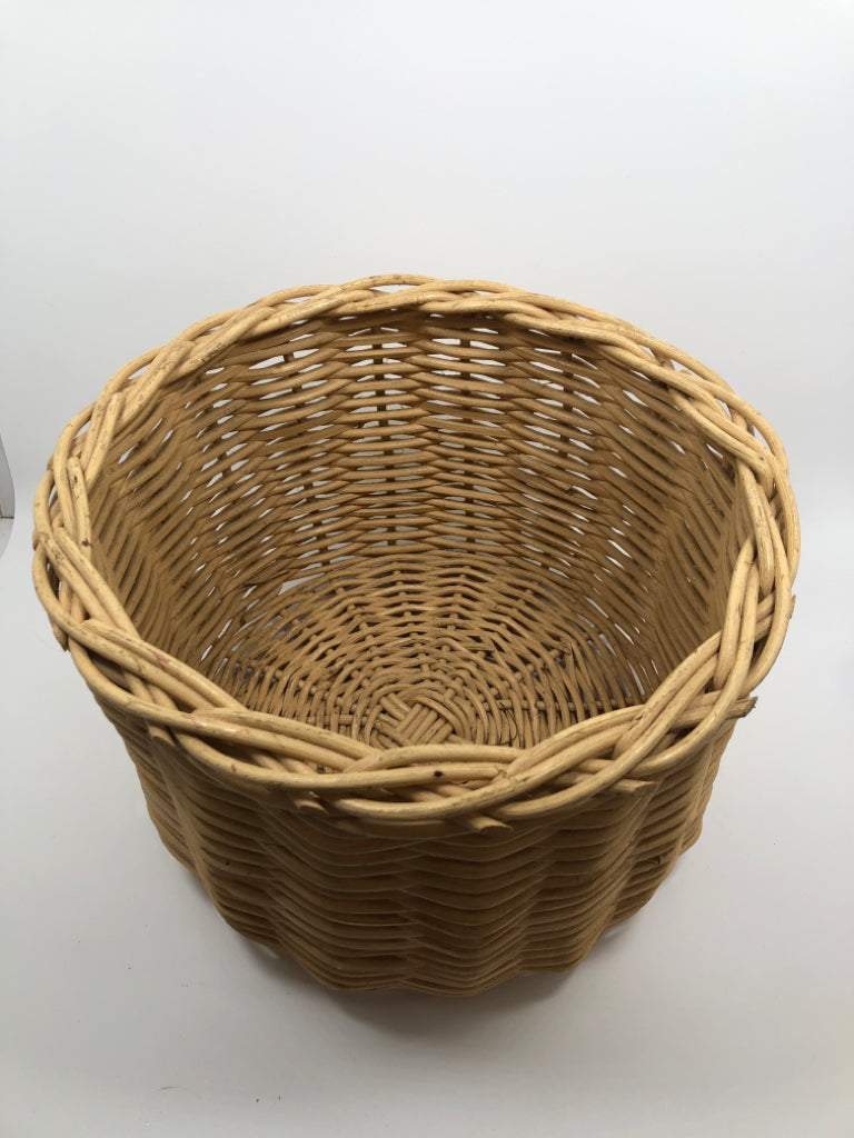 ROUND BEIGE WOVEN WICKER BASKET.