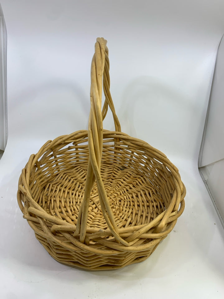 ROUND WICKER BASKET W/HANDLE.