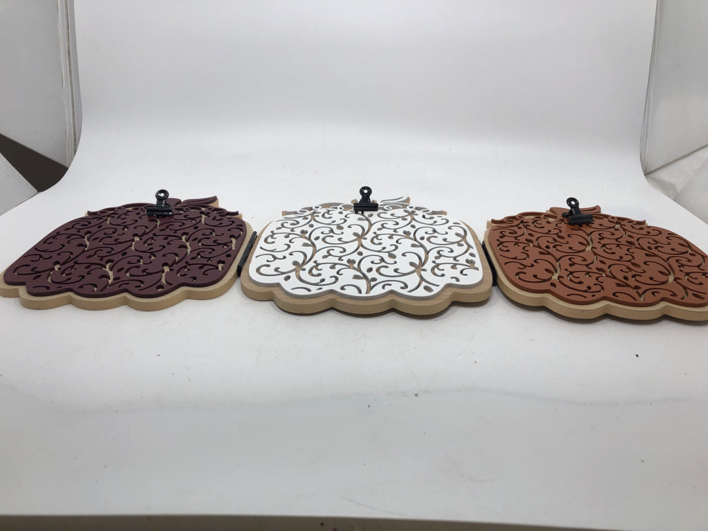 FOLDING PUMPKIN PHOTO-HOLDERS.
