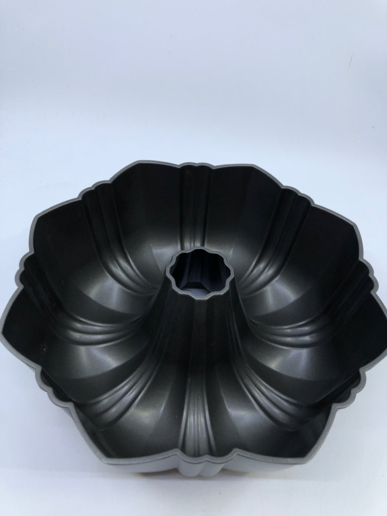 WILTON BUNDT PAN.