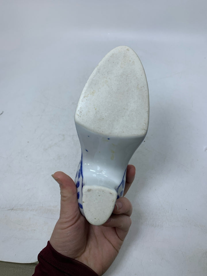 BLUE/WHITE FLORAL HEELED BOOT PLANTER.