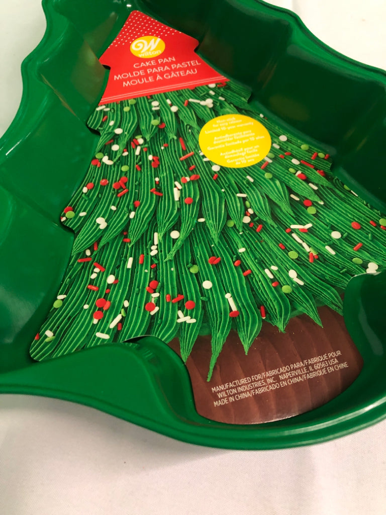 NEW GREEN WILTON CHRISTMAS TREE CAKE PAN.