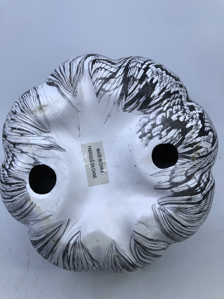 BLACK/WHITE SNAKE SKIN PATTERN PUMPKIN.