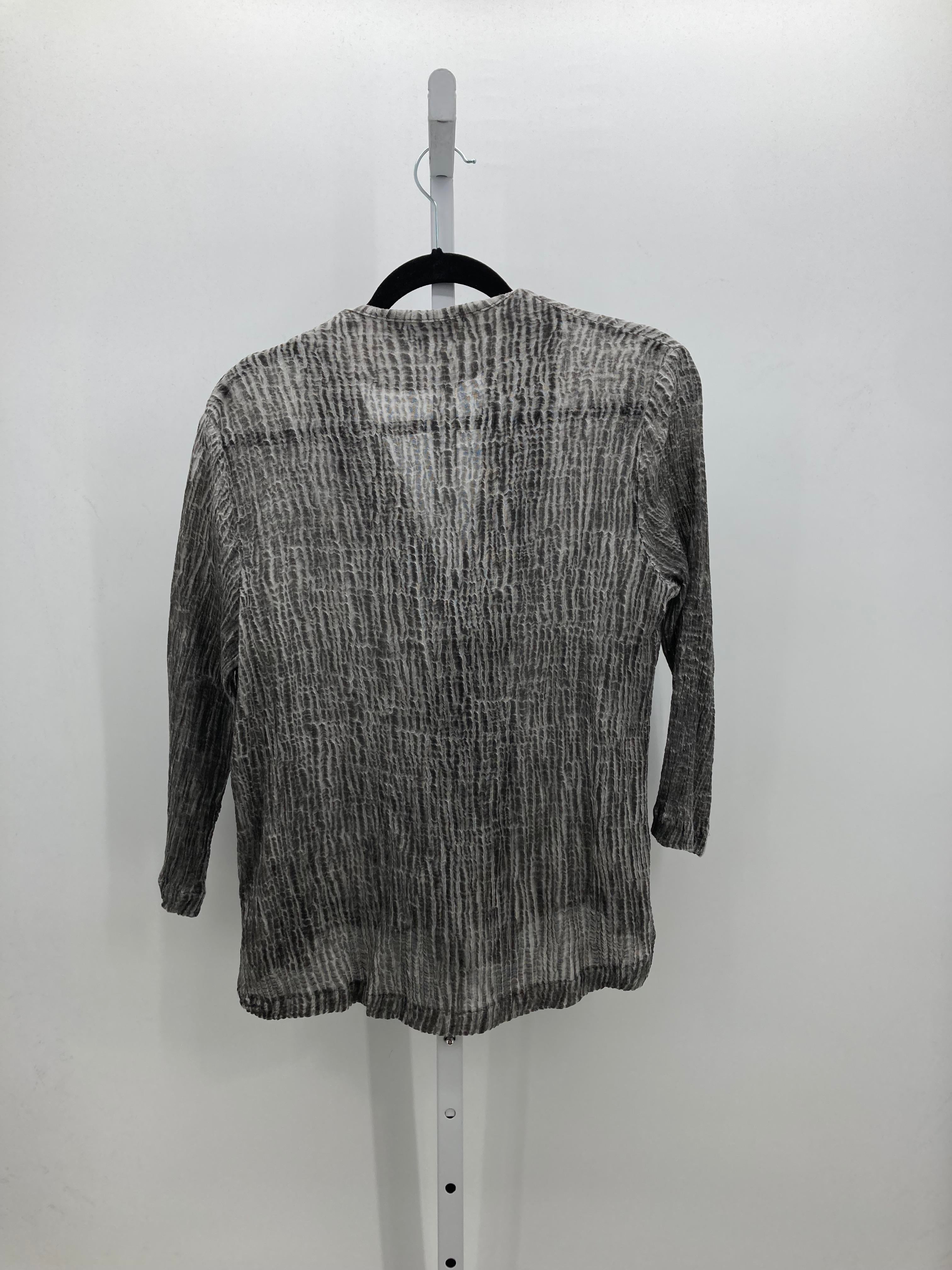 Size Medium Misses 3/4 Sleeve Shirt