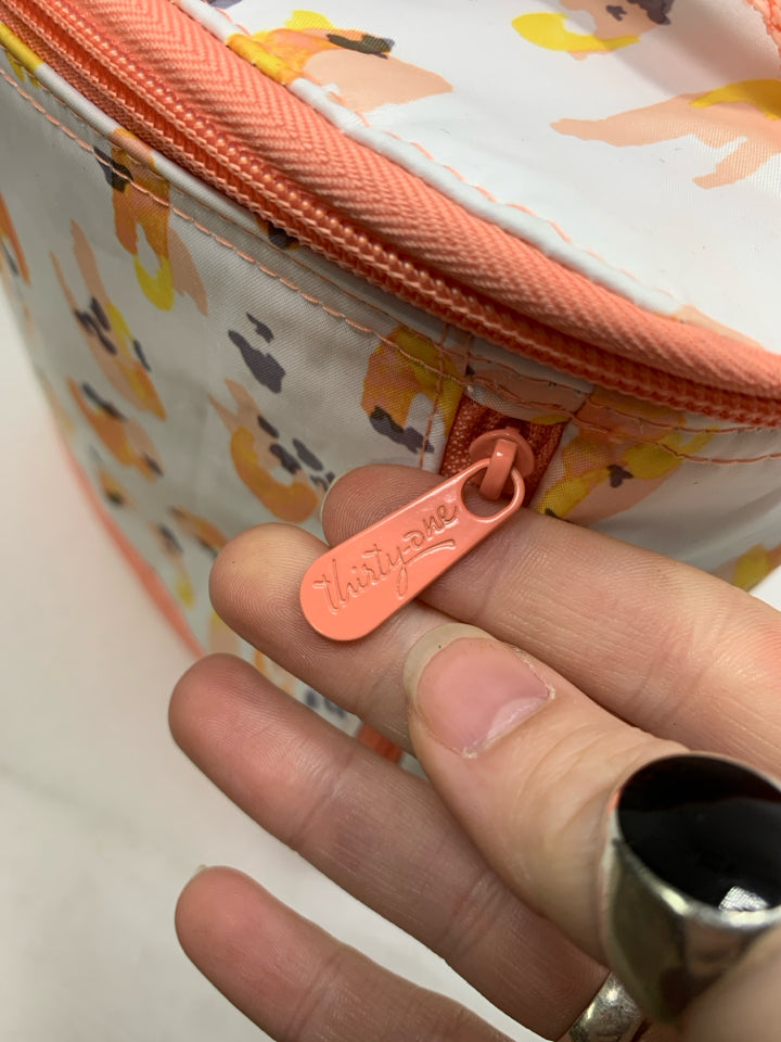 THIRTY-ONE WHITE LUNCH BOX W/ PEACH DETAILS.