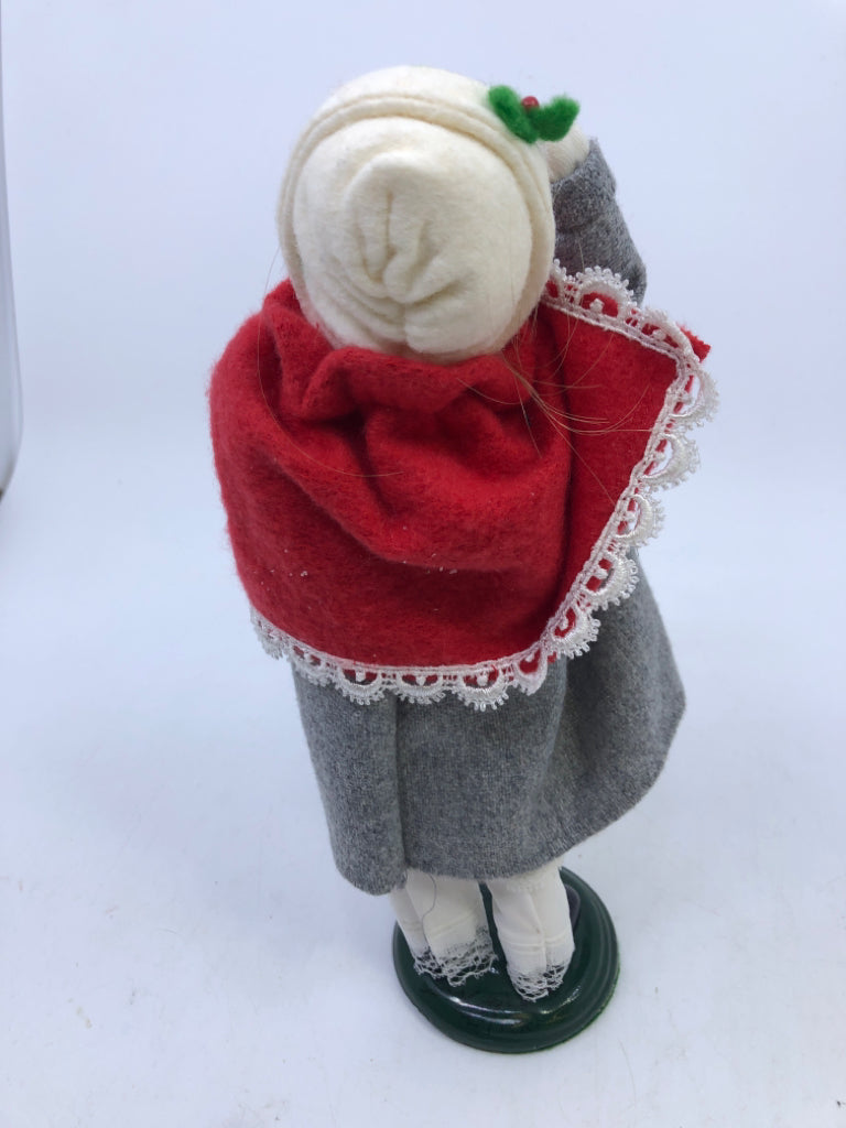 BYERS' CHOICE GIRL W WREATH-2000.