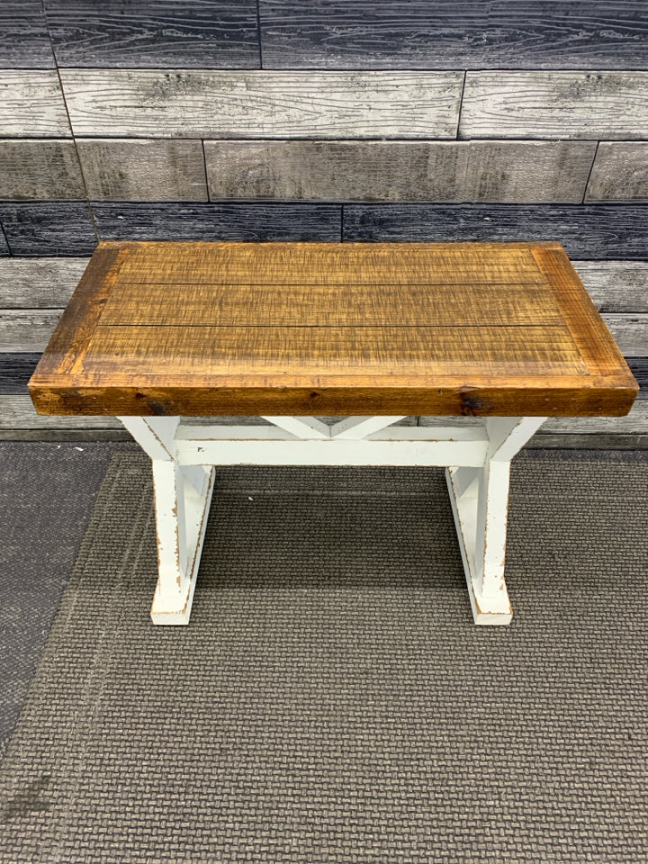 FARMHOUSE STYLE WHITE WOODEN BENCH.