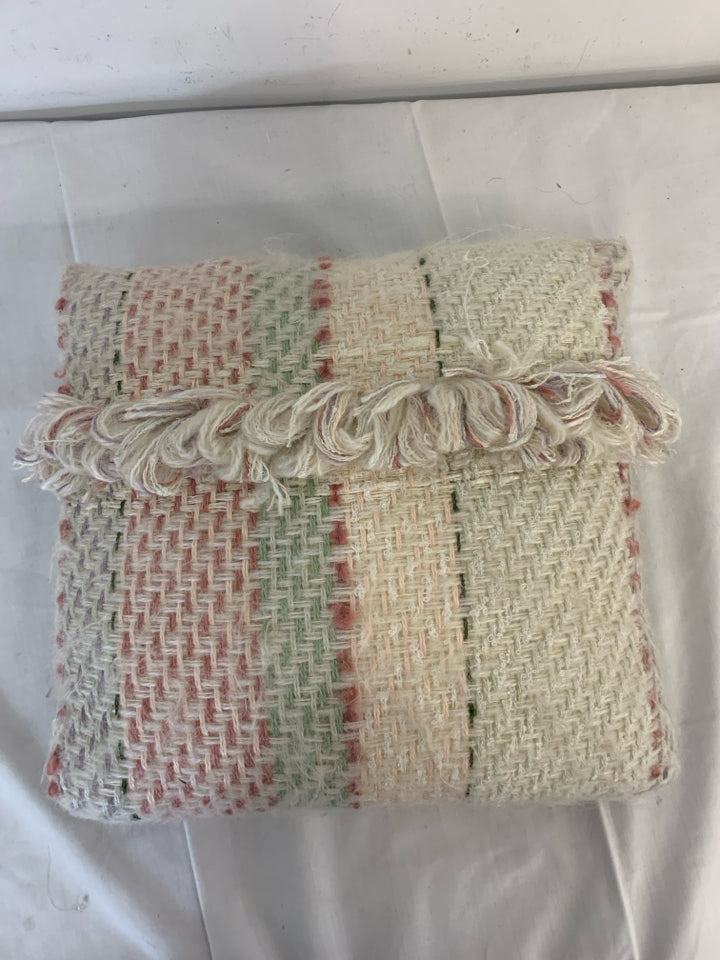 GREEN PINK KNITTED SQUARE PILLOW.