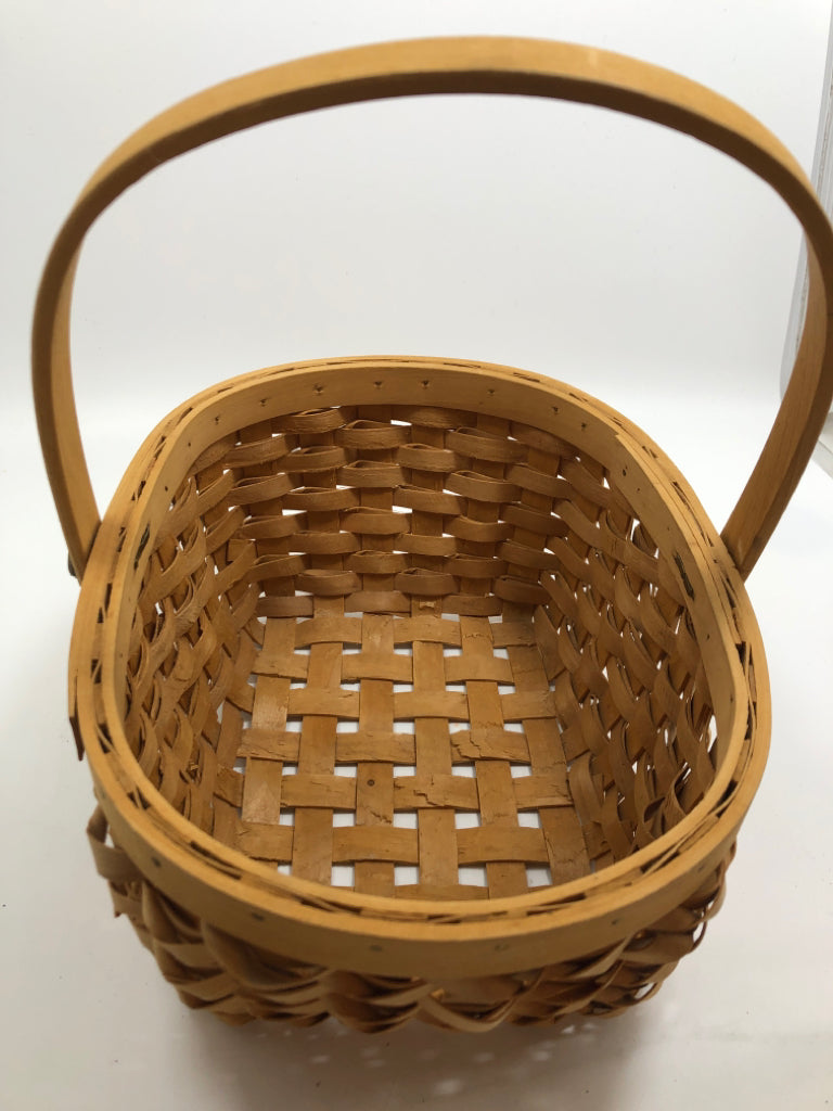 CURL WEAVE OVAL BASKET W/HANDLE.