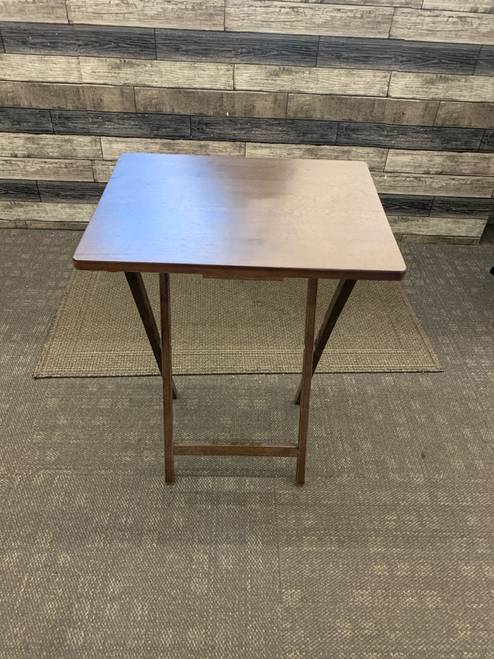 BROWN FOLDING TV TRAY.