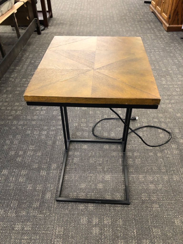 C-SHAPED END TABLE W/OUTLETS & WOOD TOP.