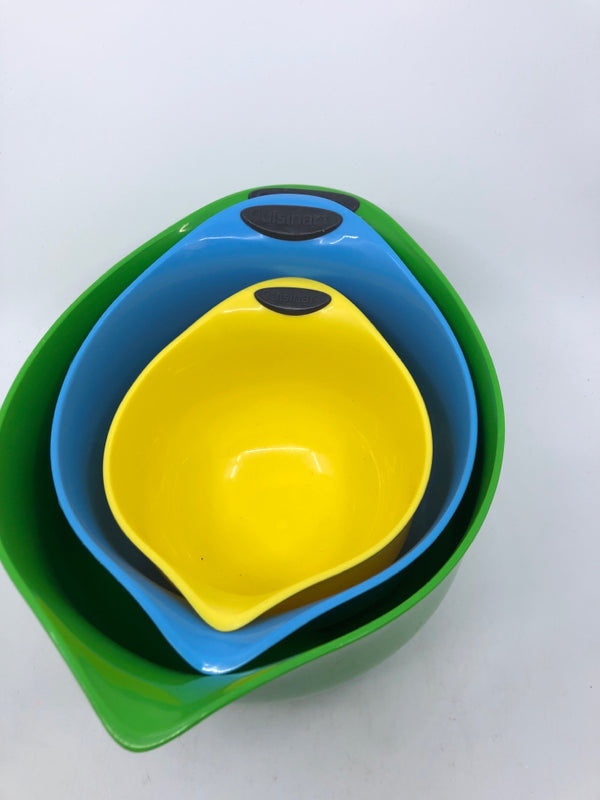 3 COLORFUL NESTING MIXING BOWLS.