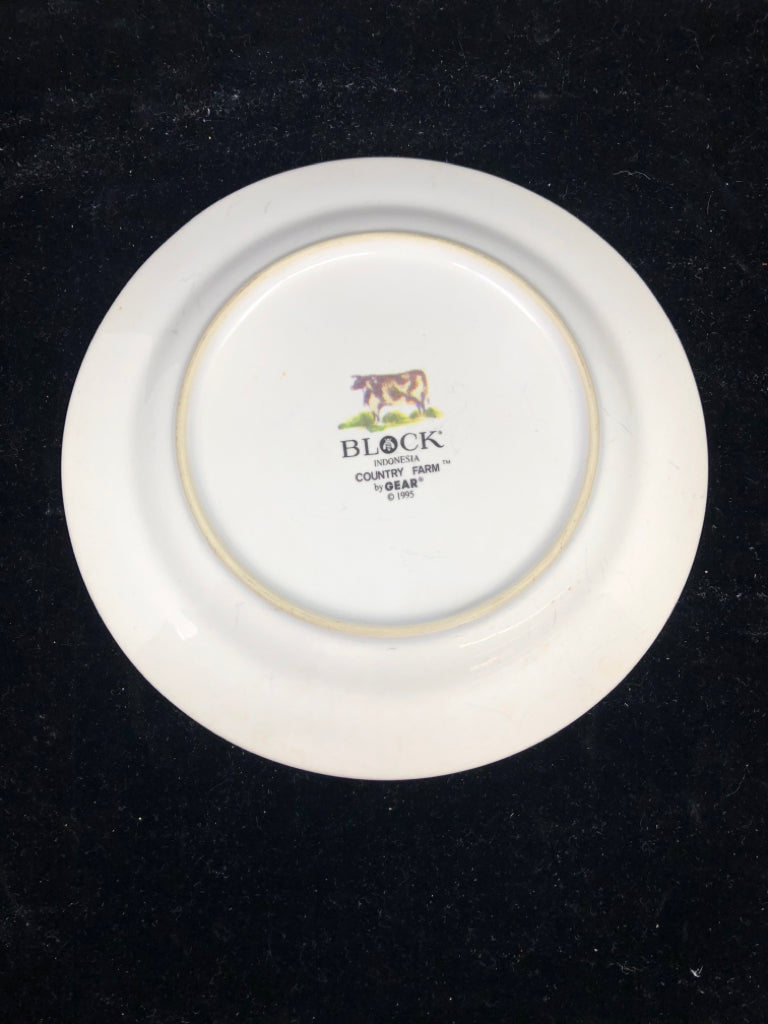 4 FARM ANIMAL LUNCH PLATES.