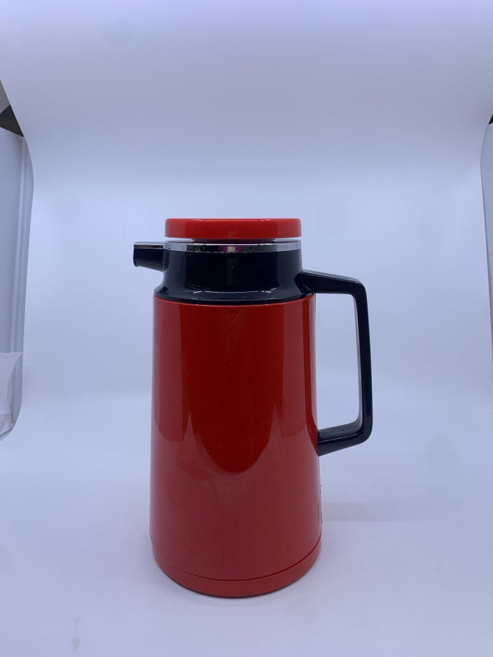 RED THERMAL SERVING CARAFE.