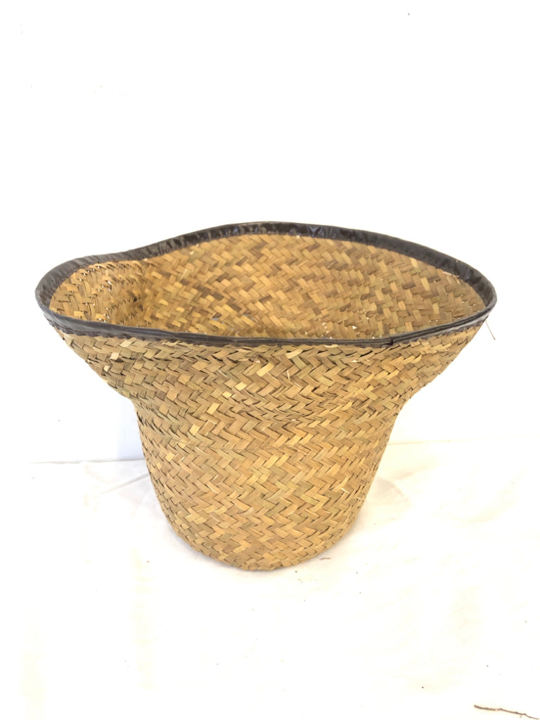 WICKER PLANTER BASKET W/LINER.