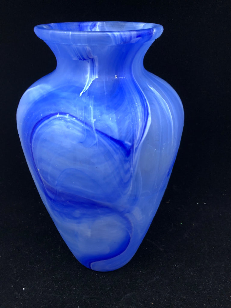BLUE/WHITE SWIRL GLASS VASE.
