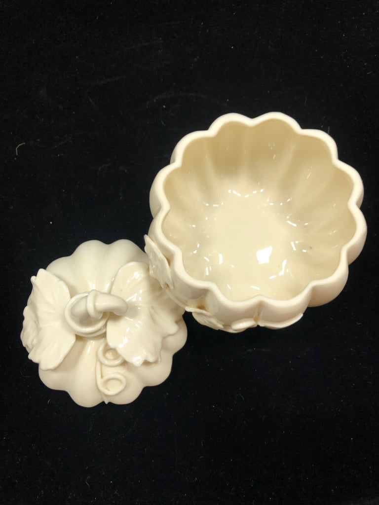PORCELAIN PUMPKIN JAR W/EMBOSSED LEAVES.