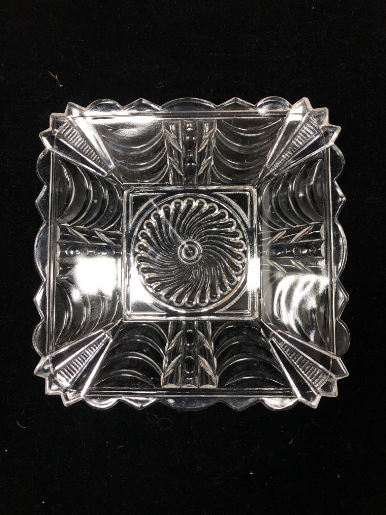 CLEAR GLASS SWIRL SQUARE PLATE.