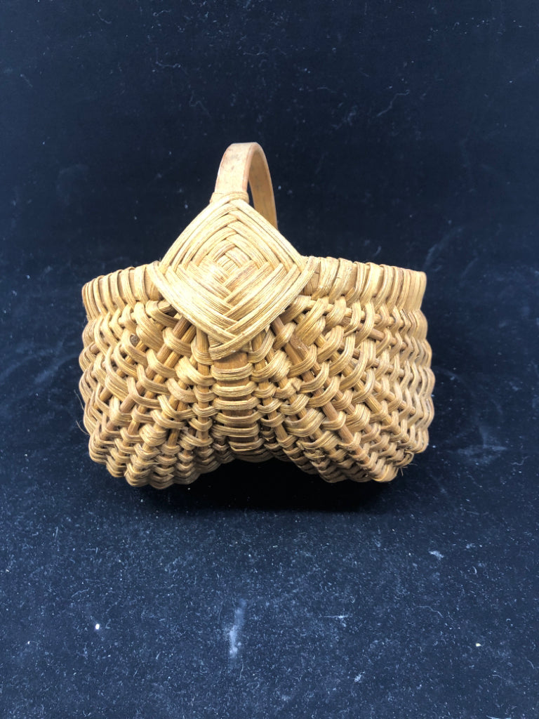 SMALL DOUBLE BASKET W/ HANDLE.