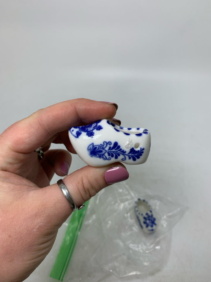 2 MINI HOLLAND CERAMIC SHOES BLUE DETAILS IN BAG.