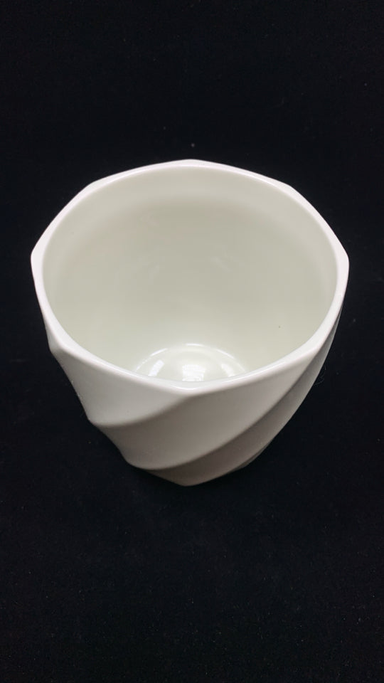 CREAM CERAMIC SWIRL PLANTER.
