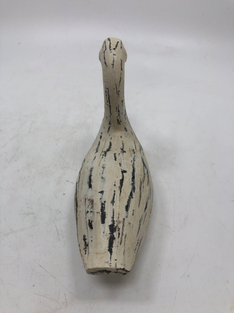 DISTRESSED CARVED STYLE SWAN.