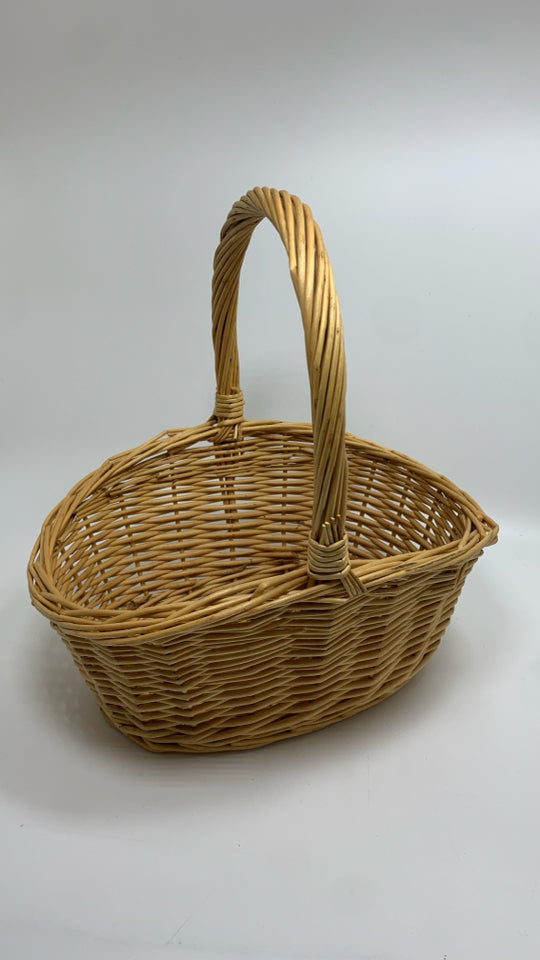 SM WICKER BASKET W/HANDLE.