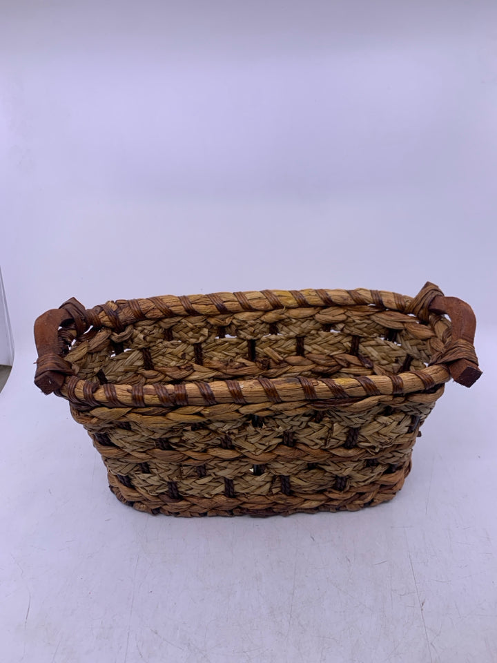 OVAL MULTI TONED BASE W/ WOOD HANDLES.