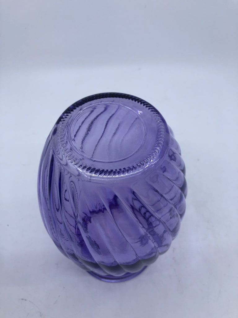 LIGHT PURPLE SWIRL VASE.