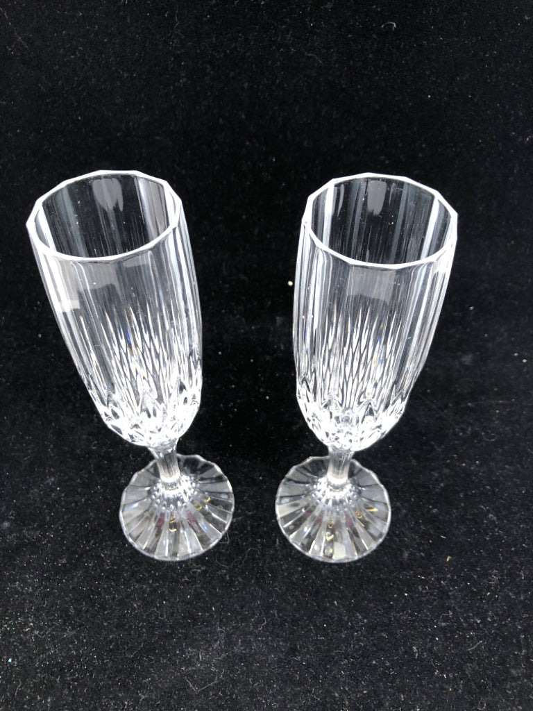 2 CRYSTAL CHAMPAGNE FLUTES.
